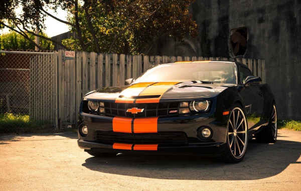 Красивый Chevrolet Camaro SS