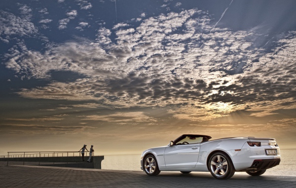 Белый Шевроле на берегу моря