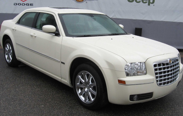 Кремовый Сhrysler 300c