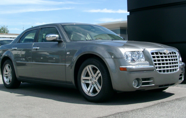 Серебристый Сhrysler 300c