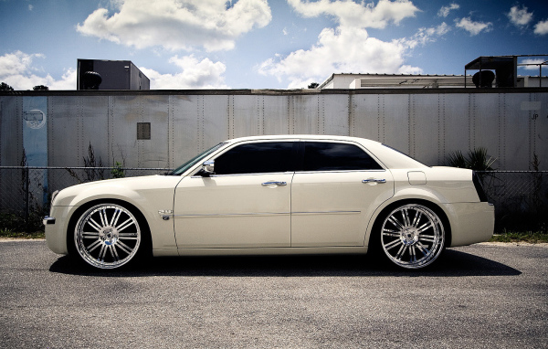 Белый Сhrysler 300c