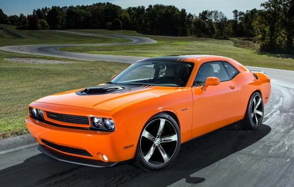 Оранжевый Dodge Challenger RT