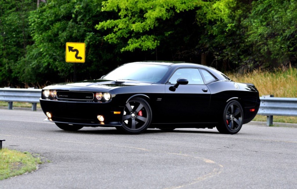 Dodge Challenger на фоне леса