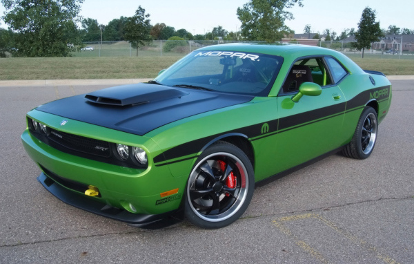 Гоночный Dodge Challenger