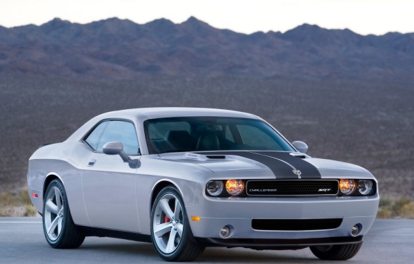 Белый Dodge Challenger