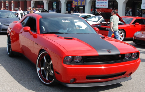 Красный Додж на улице