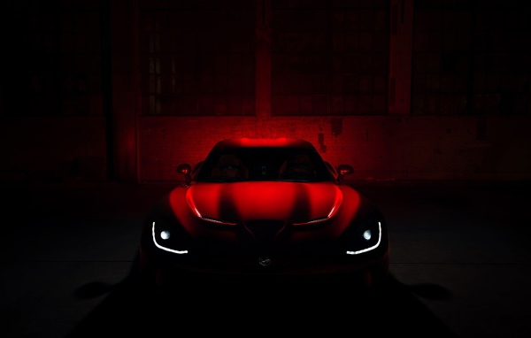 Автомобиль Додж в темноте
