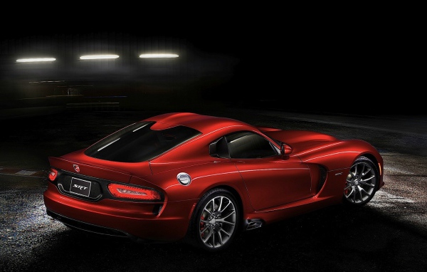 Автомобиль Додж красный