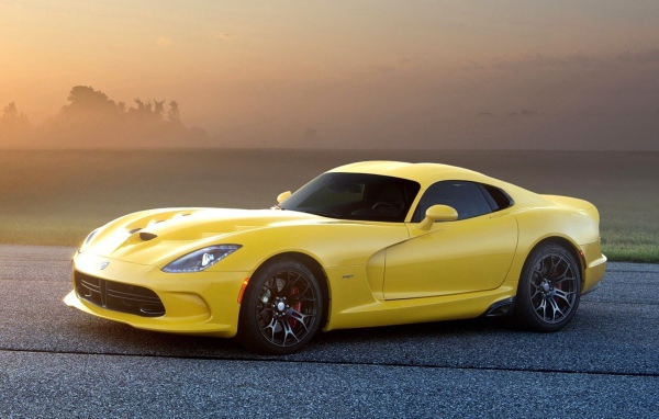 Желтый Додж Випер