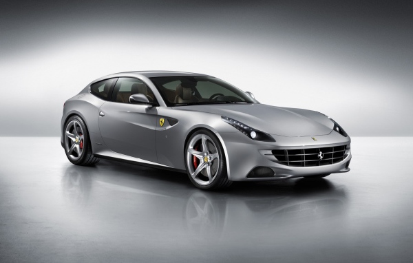 Серебристый Ferrari FF