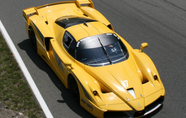 Желтый Ferrari FXX