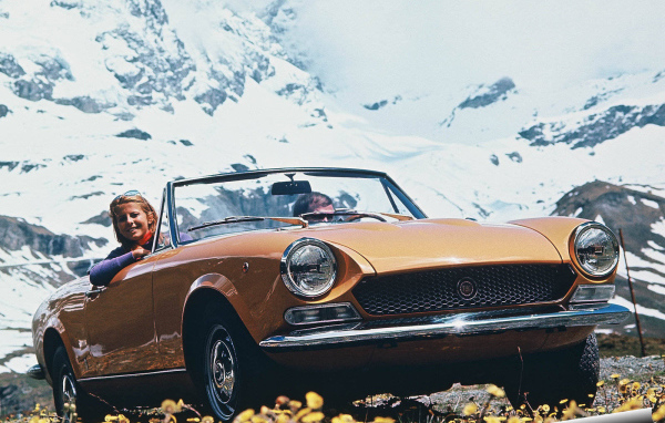 Красивый автомобиль Fiat 124