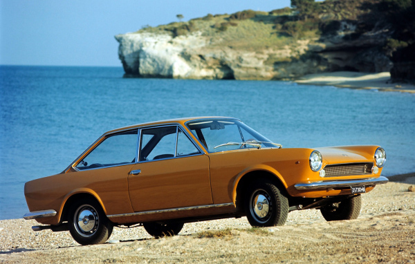 Красивый автомобиль Fiat 124 в Москве