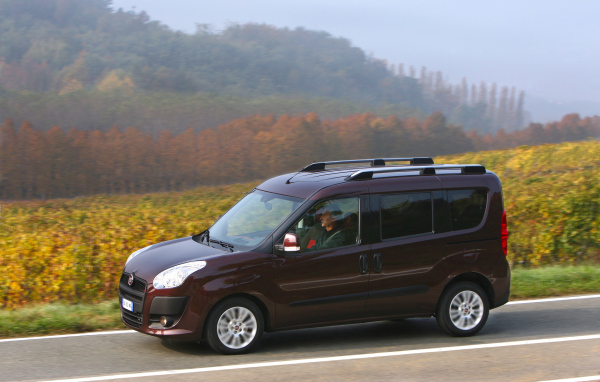 Красивый автомобиль Fiat Doblo в Москве
