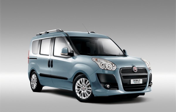 Автомобиль Fiat Doblo на дороге