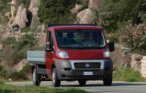 Автомобиль Fiat Ducato на дороге