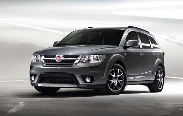 Автомобиль Fiat Freemont на дороге