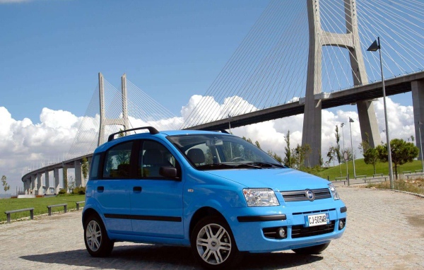 Автомобиль Fiat Panda на дороге