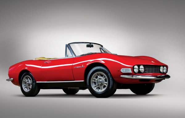 Автомобиль Fiat 124 на дороге