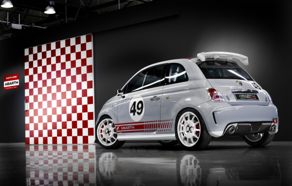 Автомобиль Fiat 500 на дороге