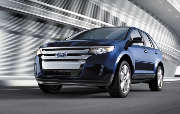 Автомобиль Ford Edge 2014 на дороге