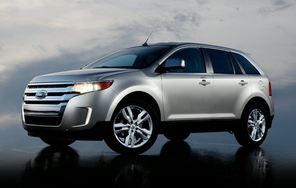 Красивый автомобиль Ford Edge 2014 в Москве