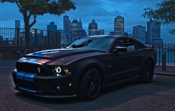Автомобиль марки Ford модели Mustang 2014 года