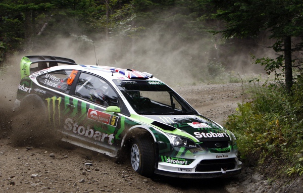 Спортивный форд занесло на дороге