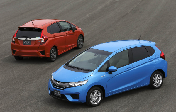 Автомобиль Honda Fit 2014 на дороге