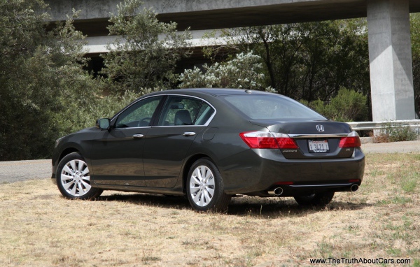 Красивый автомобиль Honda Accord 2013