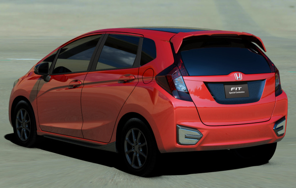 Красивый автомобиль Honda Fit 2014 года в Москве