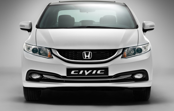 Автомобиль Honda Civic 4D на дороге