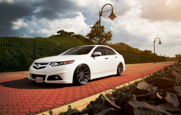 Автомобиль марки Honda модели Accord 2013