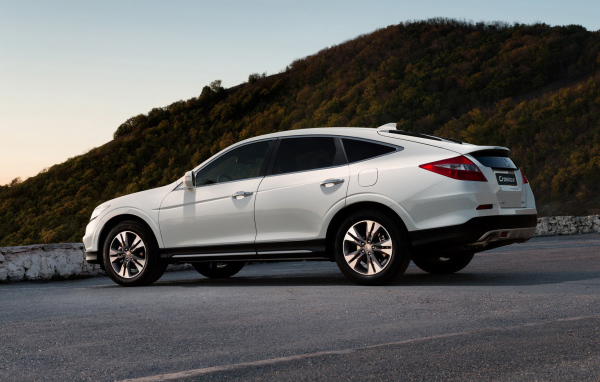 Автомобиль Honda Crosstour на дороге