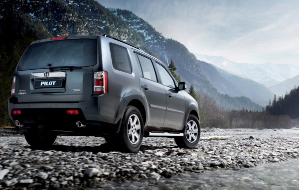 Автомобиль Honda Pilot на дороге