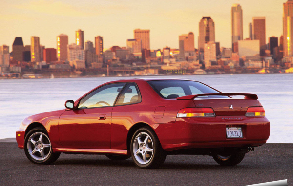 Автомобиль Honda Prelude club на дороге