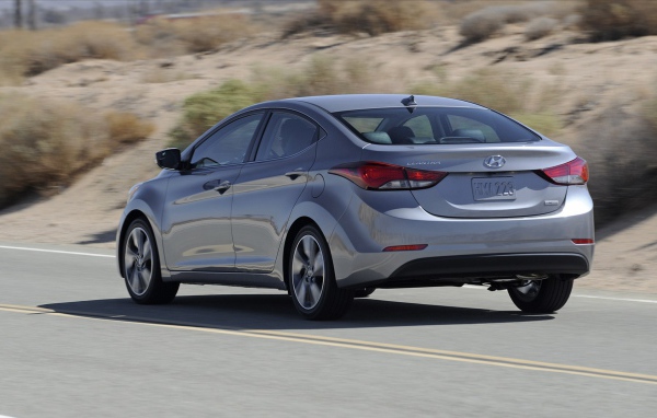 Красивый автомобиль Hyundai Elantra 2014