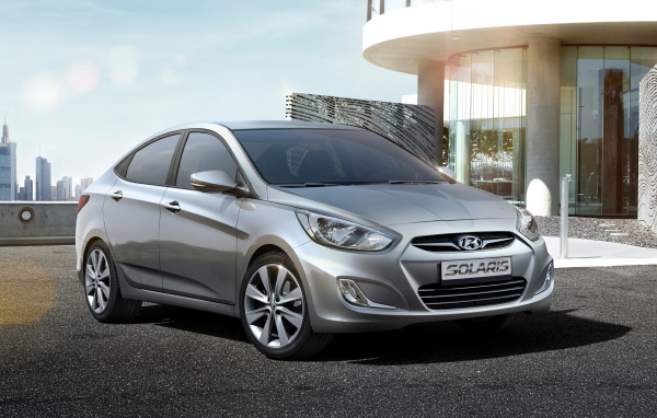 Автомобиль Hyundai Solaris на дороге