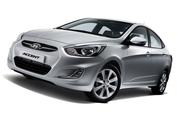 Автомобиль Hyundai Accent на дороге