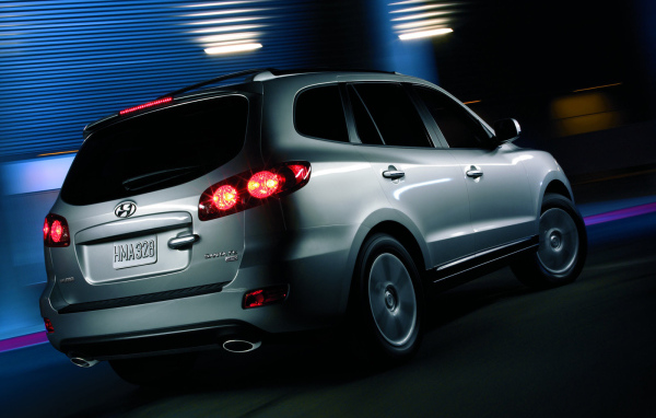 Автомобиль Hyundai Santa fe на дороге