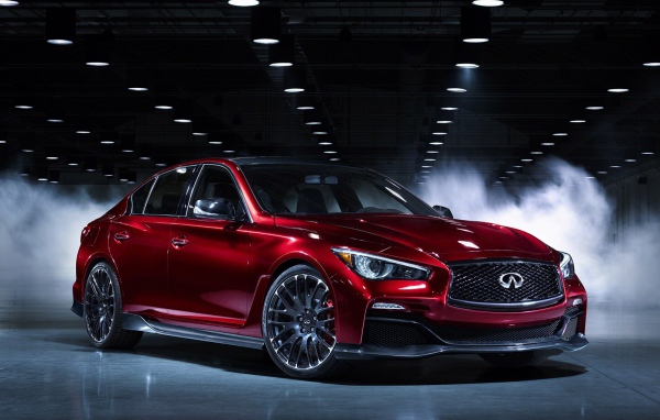 Красивый автомобиль Infiniti Q50 2014 года