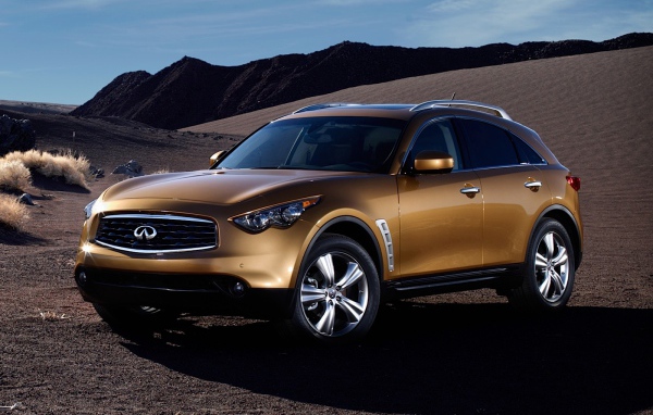 Infiniti FX35 на фоне пустыни