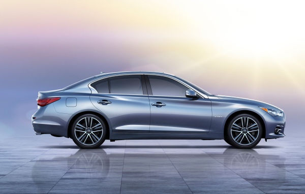 Новая машина Infiniti Q50 2014 года
