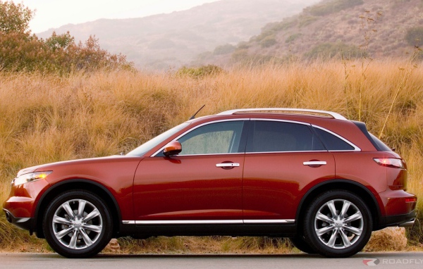 Красный Infiniti FX35