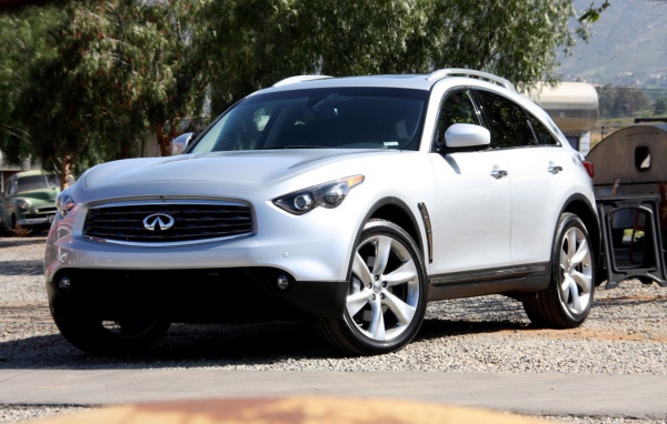 Белый Infiniti FX35