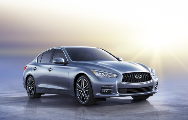 Красивый автомобиль Infiniti Q50 2014 года в Москве