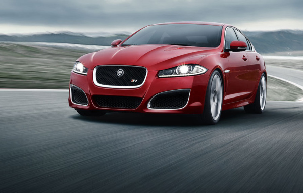 Красный Jaguar XF