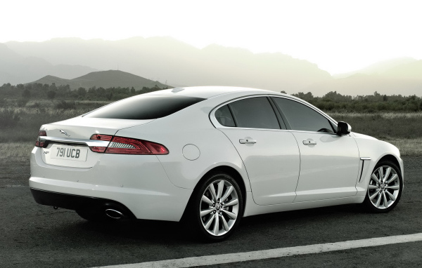 Белый Jaguar XF