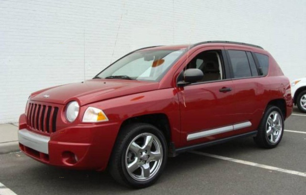 Красный Jeep Compass