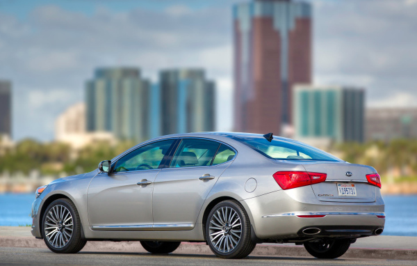 Красивый автомобиль Kia Cadenza 2014 годав Москве
